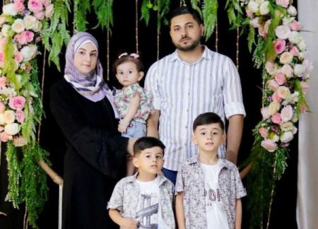 عائلة ميمة تنبش الركام بأيديها لتنقذ ابنتهم وأطفالها العالقين أسفله